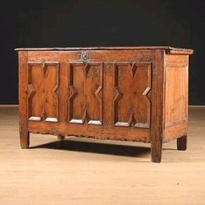 An unusual early 18th Century English pine coffer - UK1108