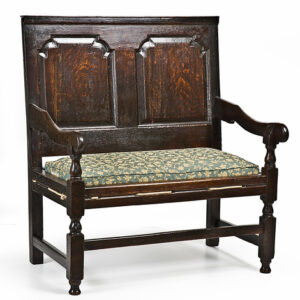 George II English oak settle of small proportions - AA1473