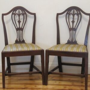 An attractive pair of 18th Century English elm country Hepplewhite dining/occasional chairs - AA1650