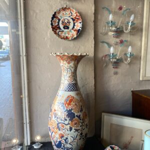 VIDEO: Window display - Japanese Imari floor vase - decorative Imari chargers and plates.
