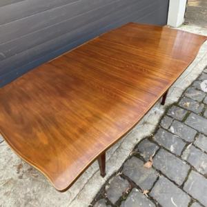 Recently restored: Beautiful first half 20th century American mahogany extension dining table