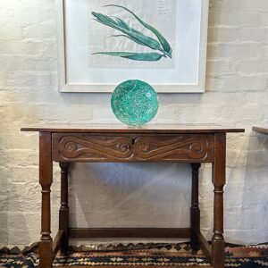 I’m very happy to present this outstanding first half 18th century English oak side table.