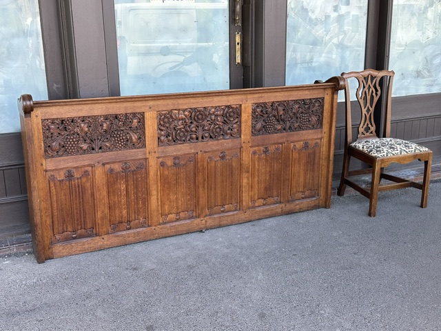 An exceptional set of six English elm country Chippendale style dining or occasional chairs. - Image 13