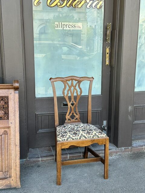 An exceptional set of six English elm country Chippendale style dining or occasional chairs. - Image 2