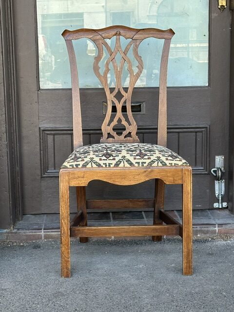 An exceptional set of six English elm country Chippendale style dining or occasional chairs. - Image 3