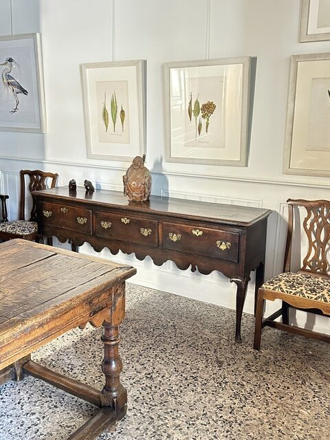 An exceptional set of six English elm country Chippendale style dining or occasional chairs. - Image 12