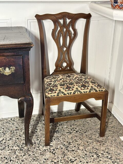 An exceptional set of six English elm country Chippendale style dining or occasional chairs. - Image 7