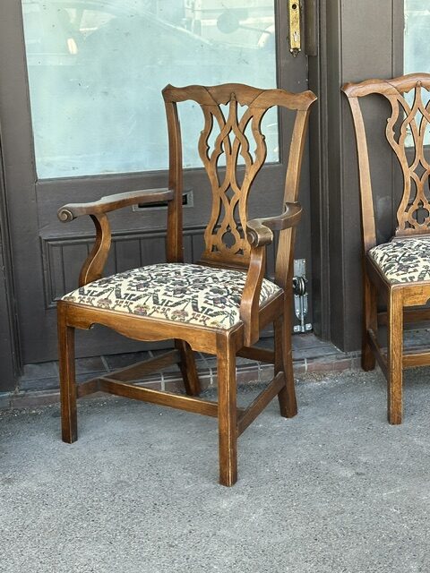 An exceptional set of six English elm country Chippendale style dining or occasional chairs. - Image 10