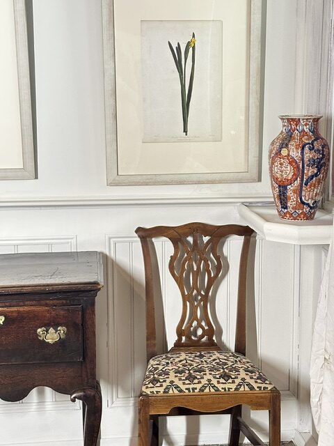 An exceptional set of six English elm country Chippendale style dining or occasional chairs. - Image 11
