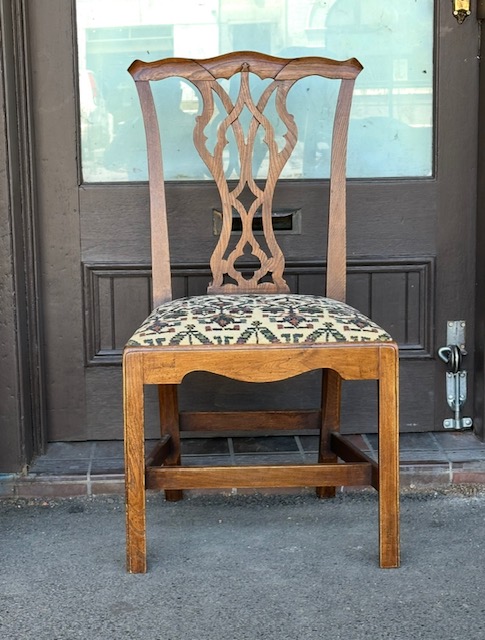 An exceptional set of six English elm country Chippendale style dining or occasional chairs. - Image 4