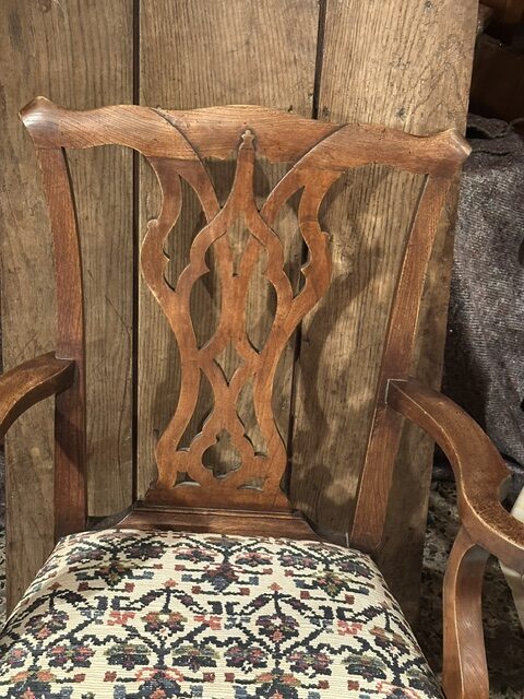 An exceptional set of six English elm country Chippendale style dining or occasional chairs. - Image 5