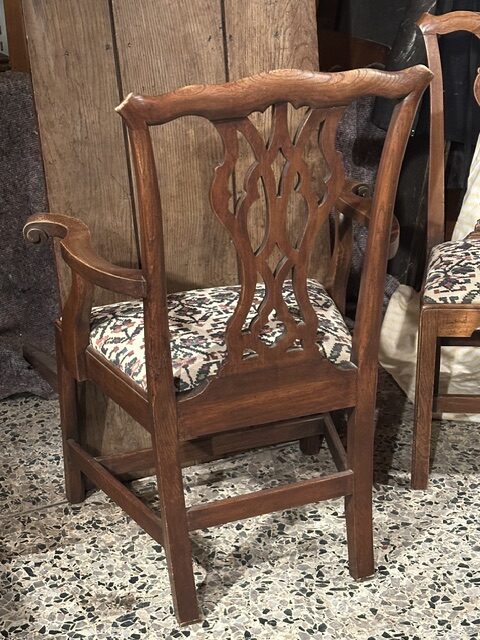 An exceptional set of six English elm country Chippendale style dining or occasional chairs. - Image 6